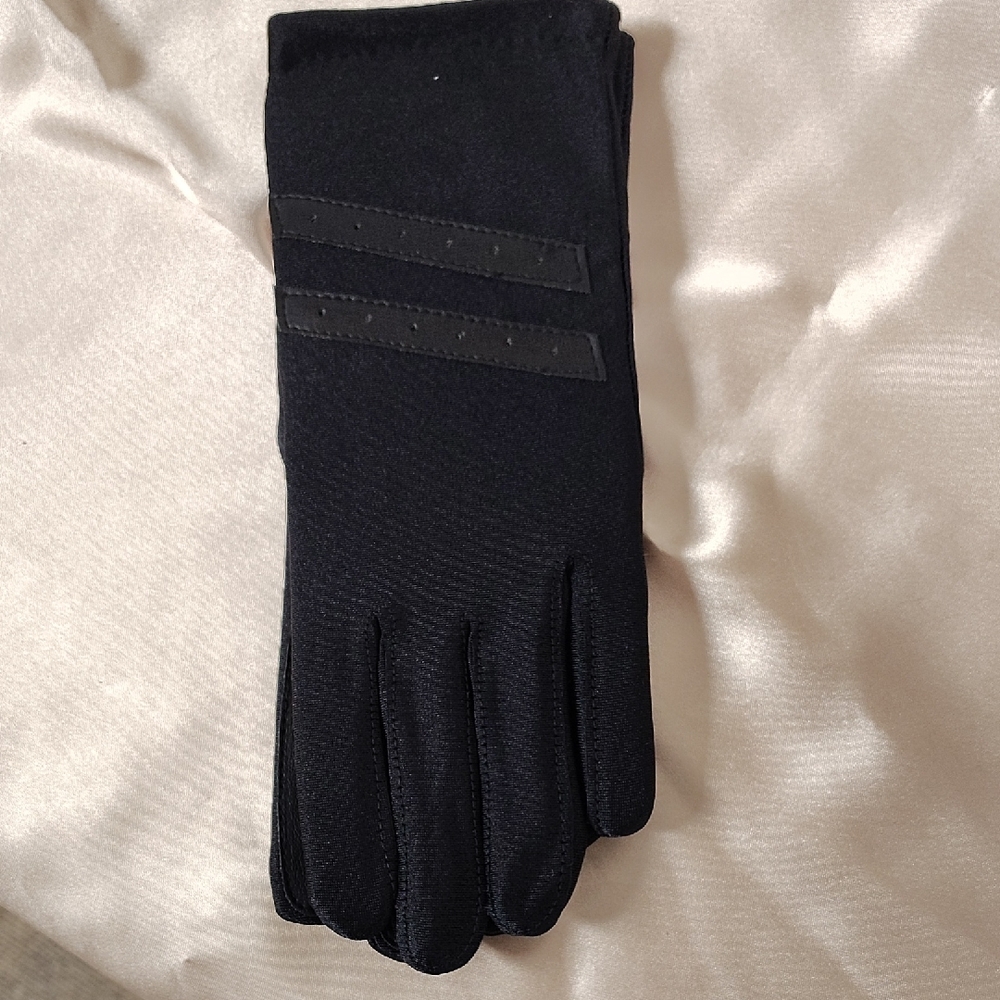 Women's Black Gloves. NWT Leather Palms And Front Of Fingers. Lined Inside.